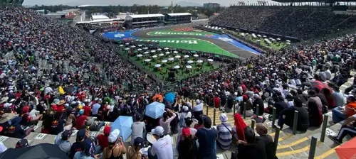 Фанаты на трибунах Foro Sol во время Гран-при Мексики