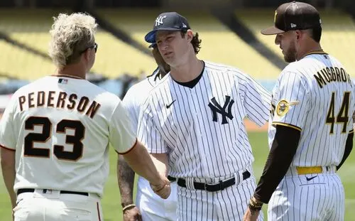 Стартовые матчи сезона MLB 2026