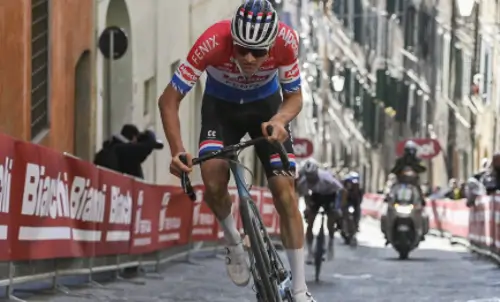 Strade Bianche мужская и женская гонка финиш в Сиене