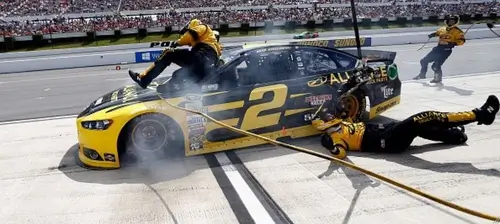 Неудачный пит-стоп в NASCAR
