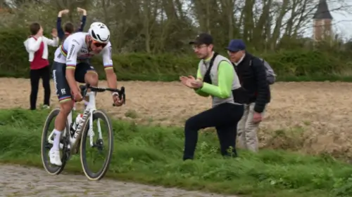 Финиш Paris Roubaix на велодроме в Рубе