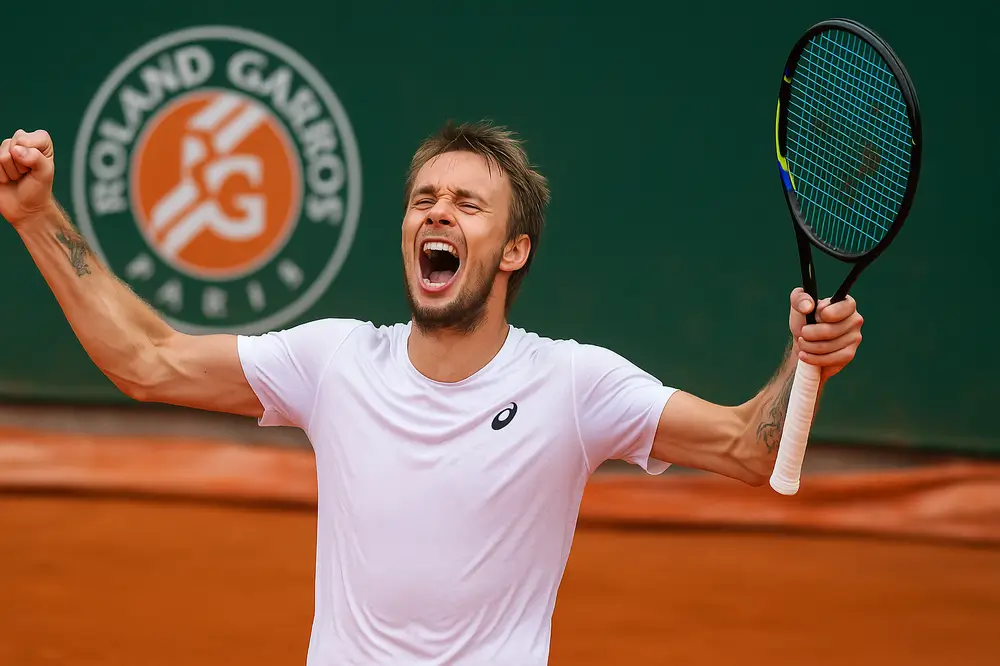 Александр Бублик празднует победу на Roland Garros 2025 после сенсационного камбэка