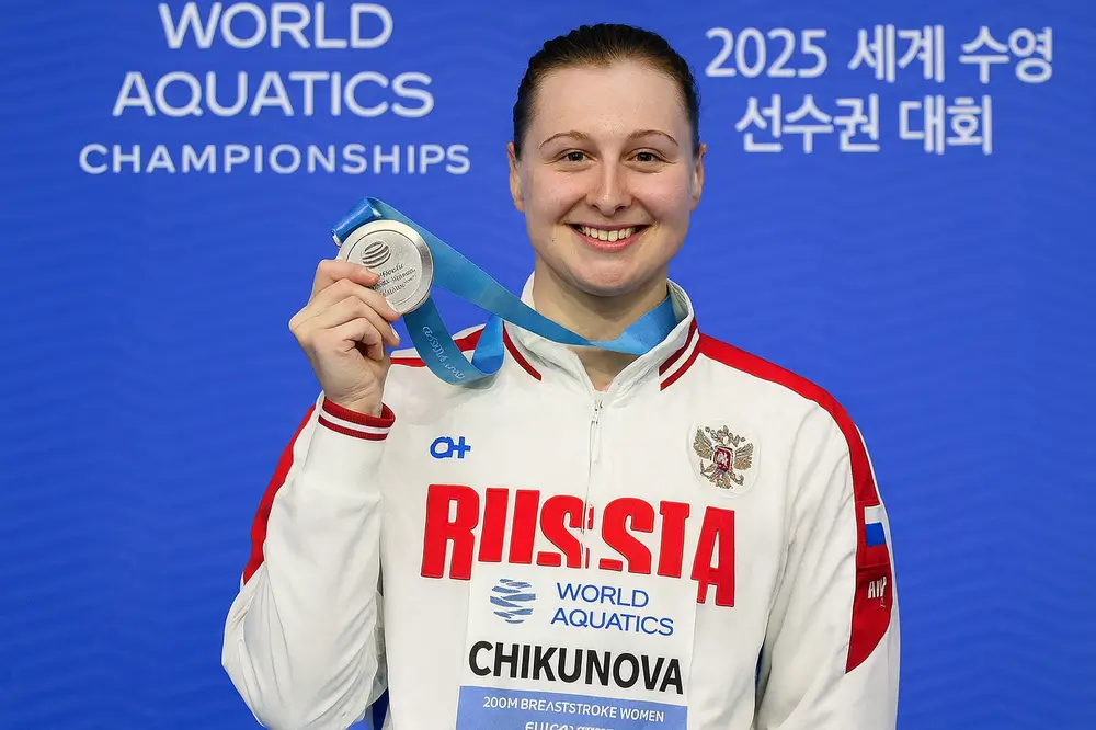 Евгения Чикунова на пьедестале чемпионата мира 2025 года по плаванию, серебряная медаль, женский брасс 200 метров